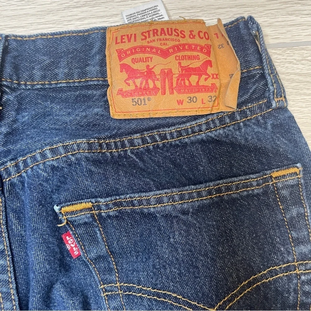 Levi’s 501 Button Fly Dark Wash Straight Denim Blue Jeans Men’s Size 30” Waist